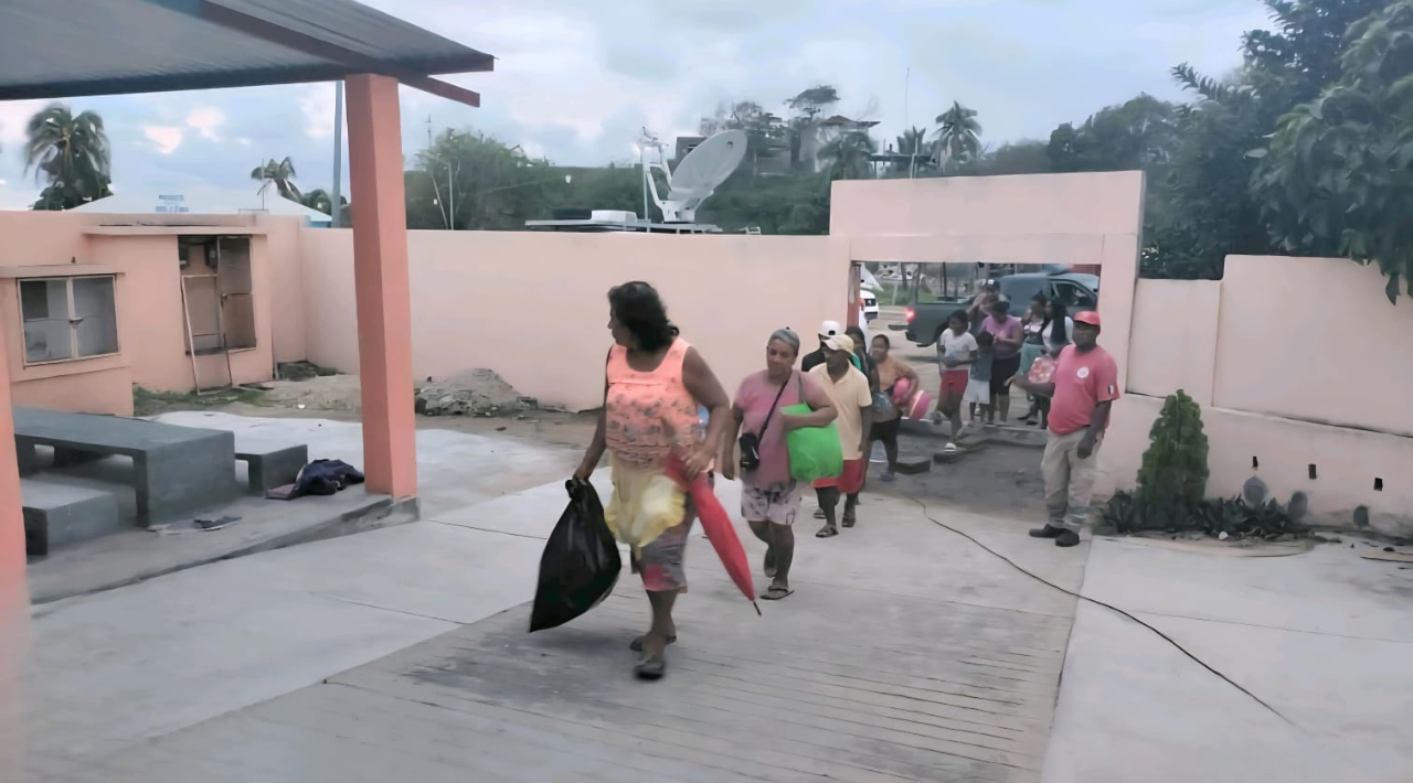 Más de mil 300 personas llegaron a refugios en Guerrero ante el paso de ‘Erick’