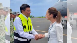 Sheinbaum sobrevuela zonas afectadas por el huracán ‘Erick’ en Oaxaca