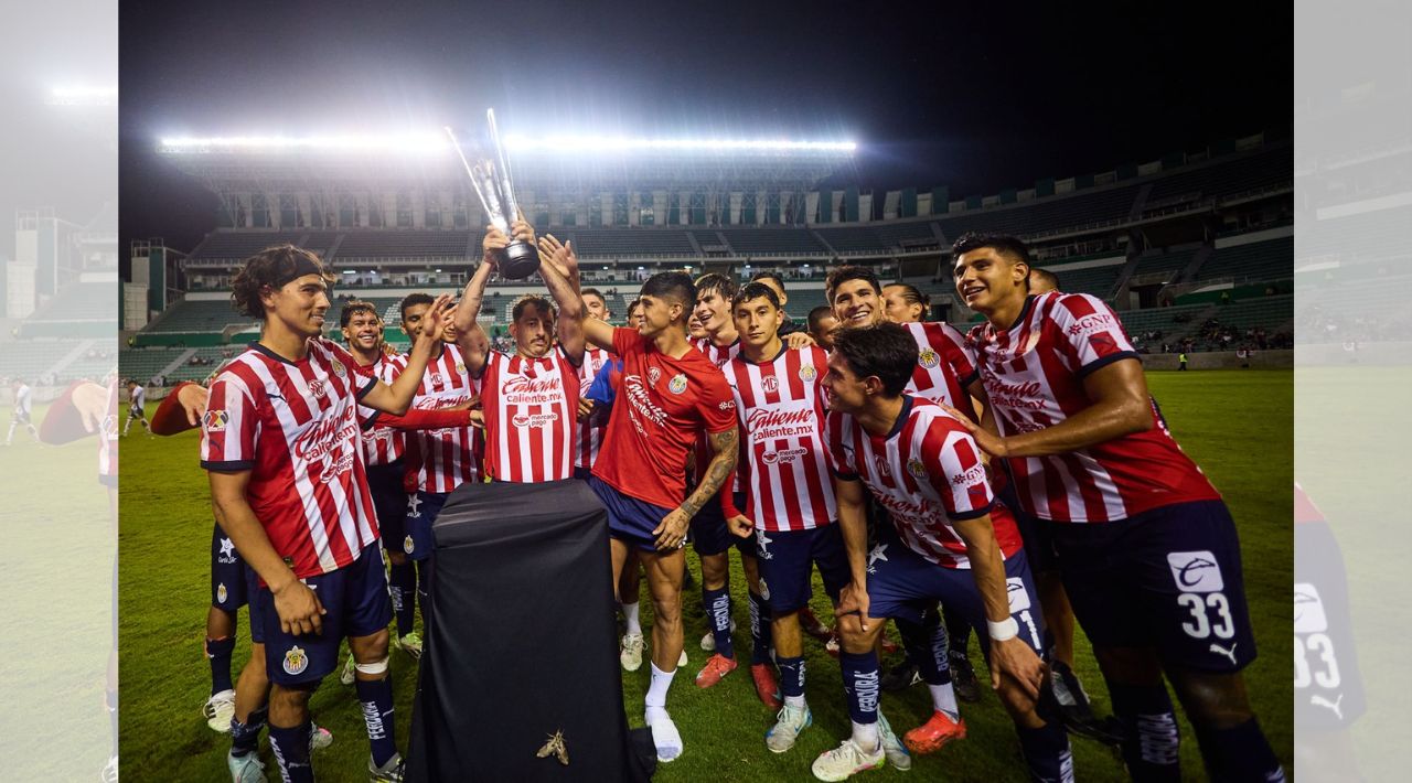 Guadalajara alza la Copa del “Torneo que nos Une” en el Coruco Díaz