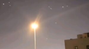 Irán lanza misiles contra bases de EEUU en Qatar e Irak; Qatar suspende tráfico aéreo por seguridad