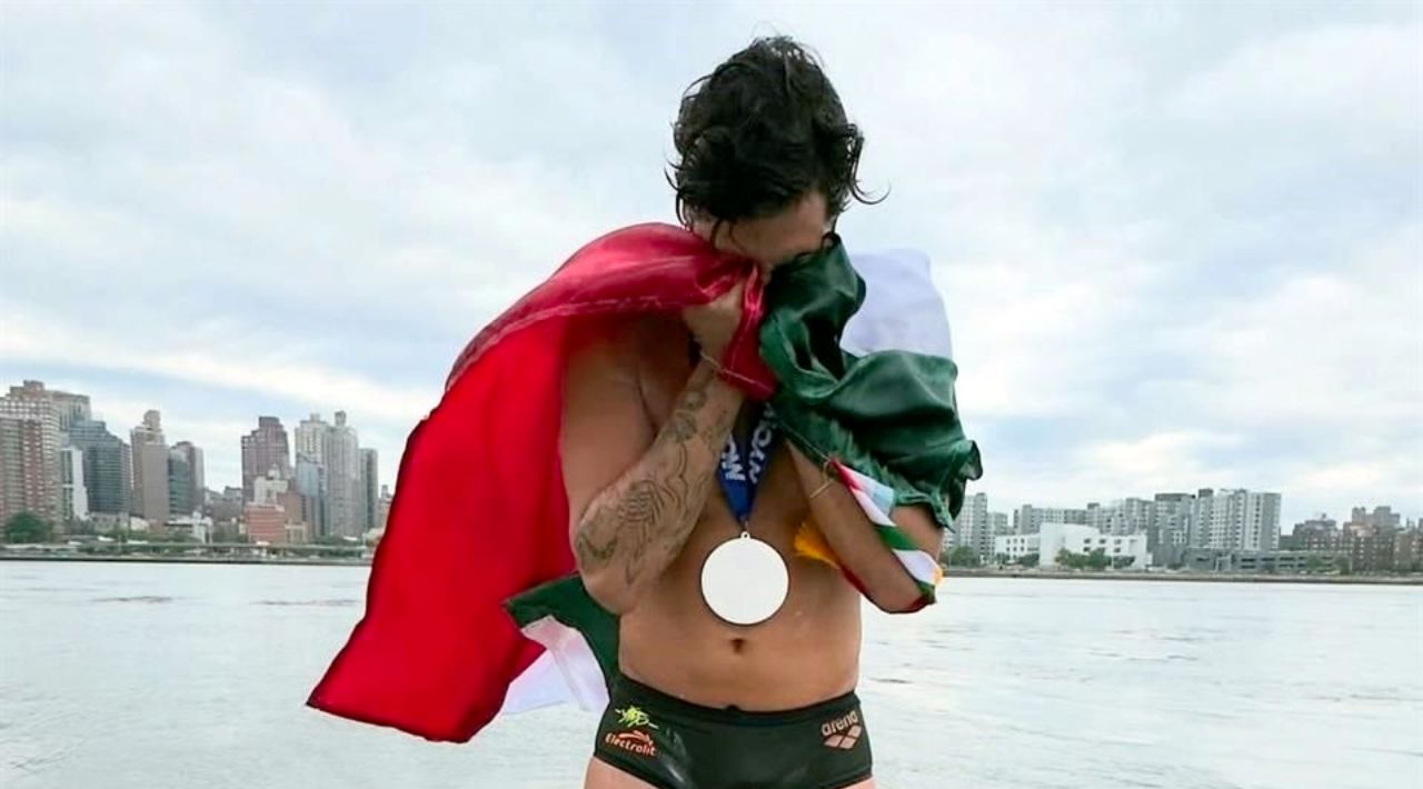 David Olvera Rompe el Récord Mundial Mexicano al Rodear la Isla de Manhattan Nadando