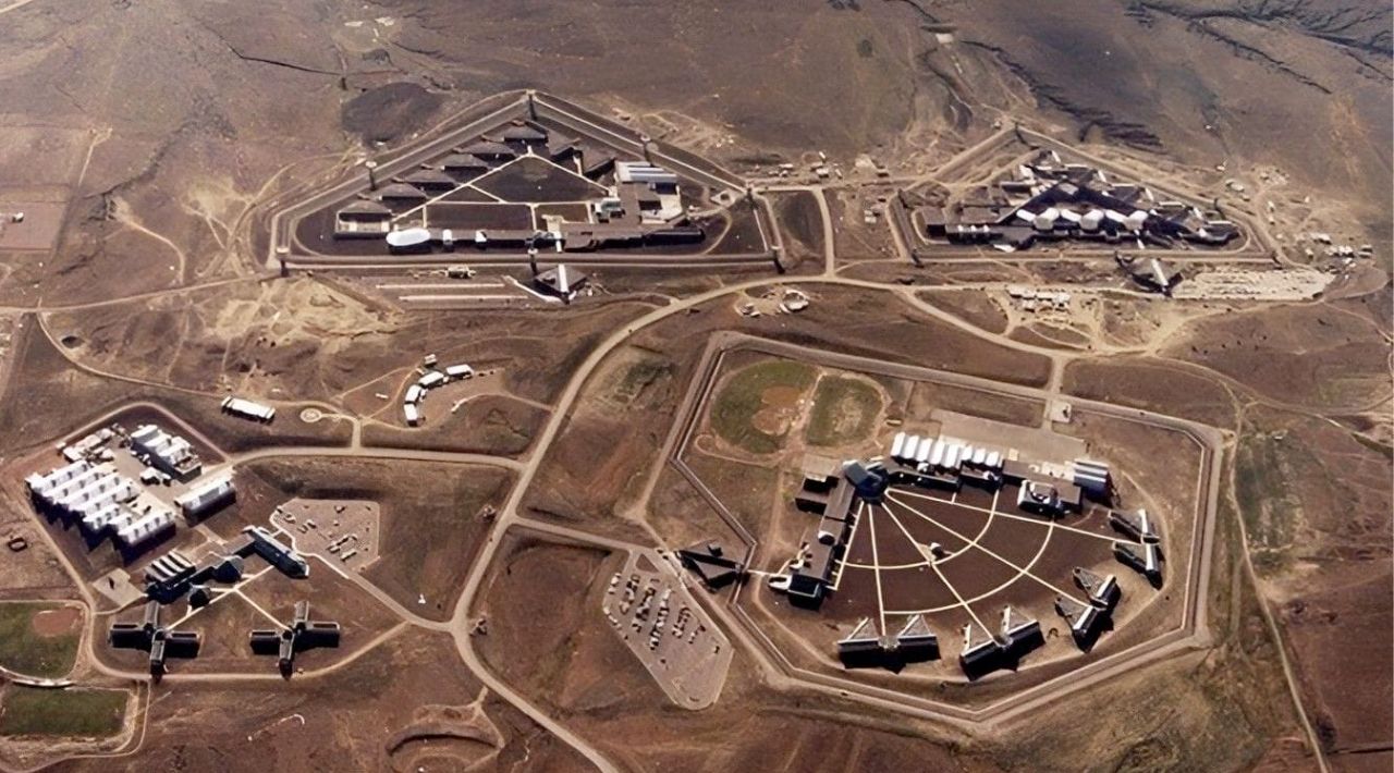 García Luna es trasladado al penal más seguro de EEUU; compartirá encierro con ‘el Chapo’