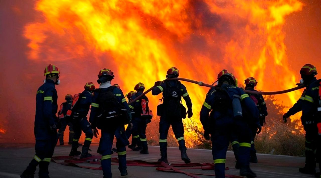 Incendio arrasa más de 4 mil hectáreas en la isla griega de Quíos; hay estado de emergencia