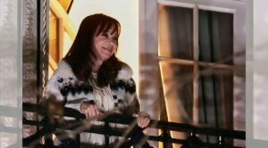 Cristina Fernández aparece ante el público desde su prisión domiciliaria