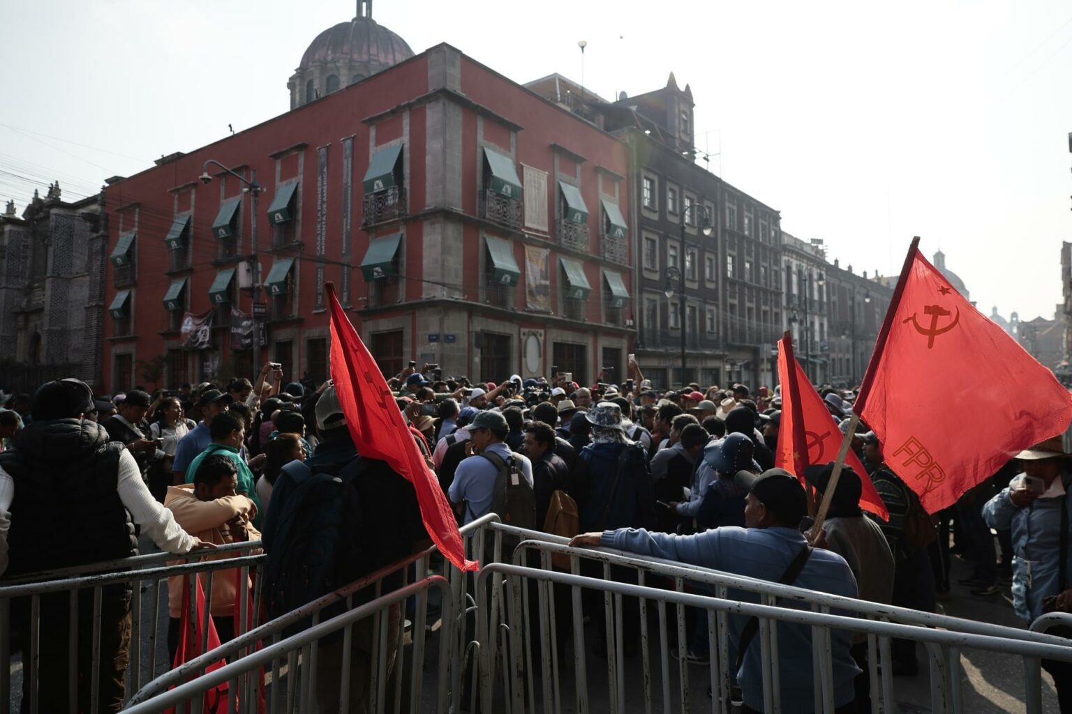 Sección 22 de la CNTE cambia de opinión y permanecerá en el Zócalo