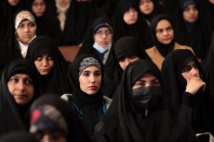Irán suspende ley que endurecía uso obligatorio del hiyab