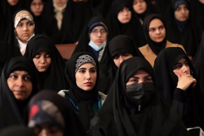 Irán suspende ley que endurecía uso obligatorio del hiyab