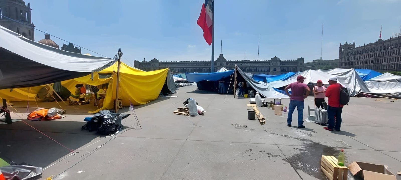 CNTE comienza retiro del plantón en el Zócalo de CDMX