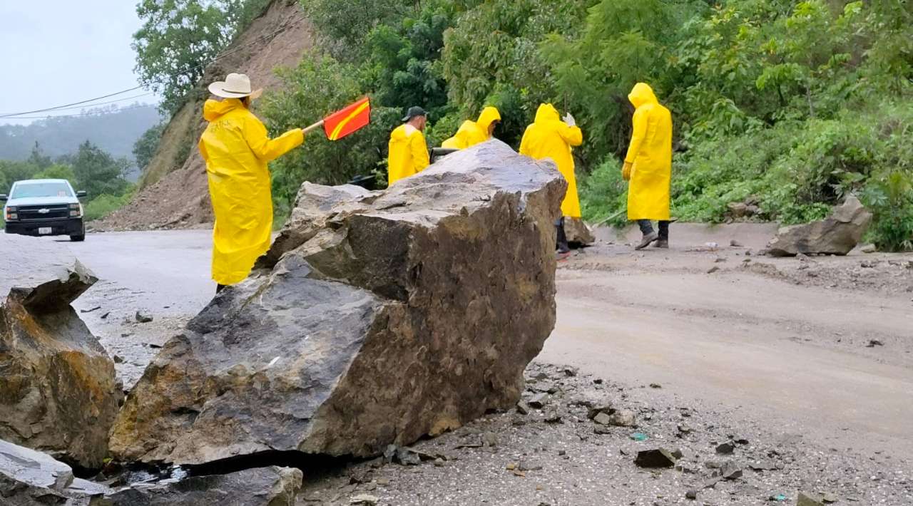 Retira SICT más de 173 mil m³ de escombros tras deslaves provocados por el huracán Erick en Oaxaca y Guerrero