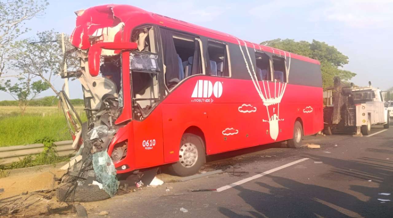 Choque entre autobús y tráiler deja un muerto y 20 heridos en Veracruz