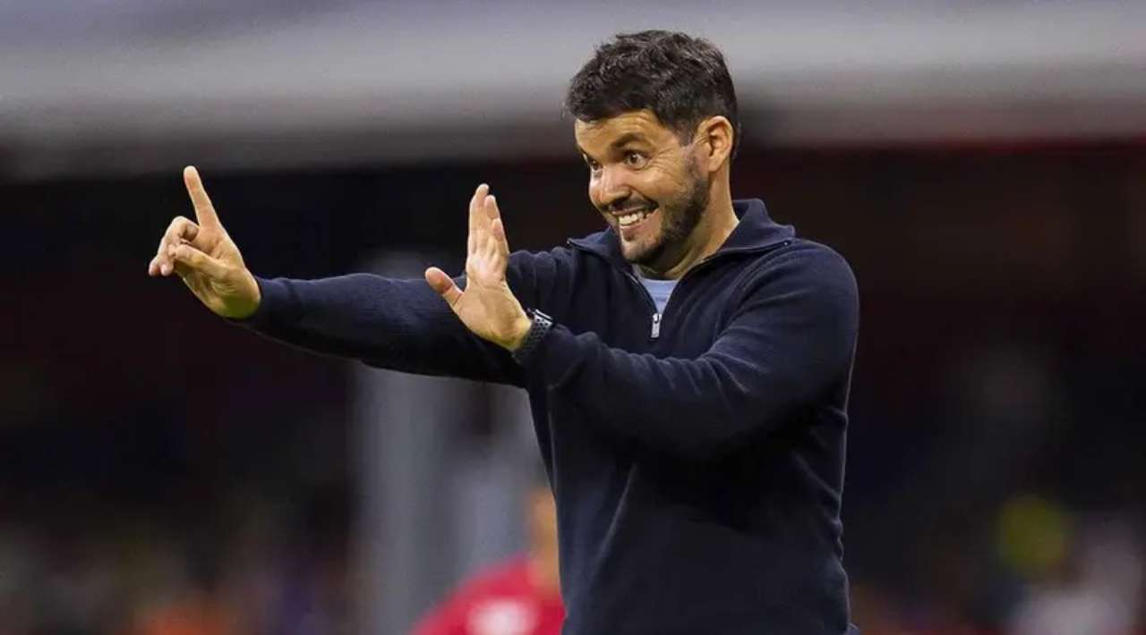 Nicolás Larcamón, Nuevo Técnico de Cruz Azul: Víctor Velázquez