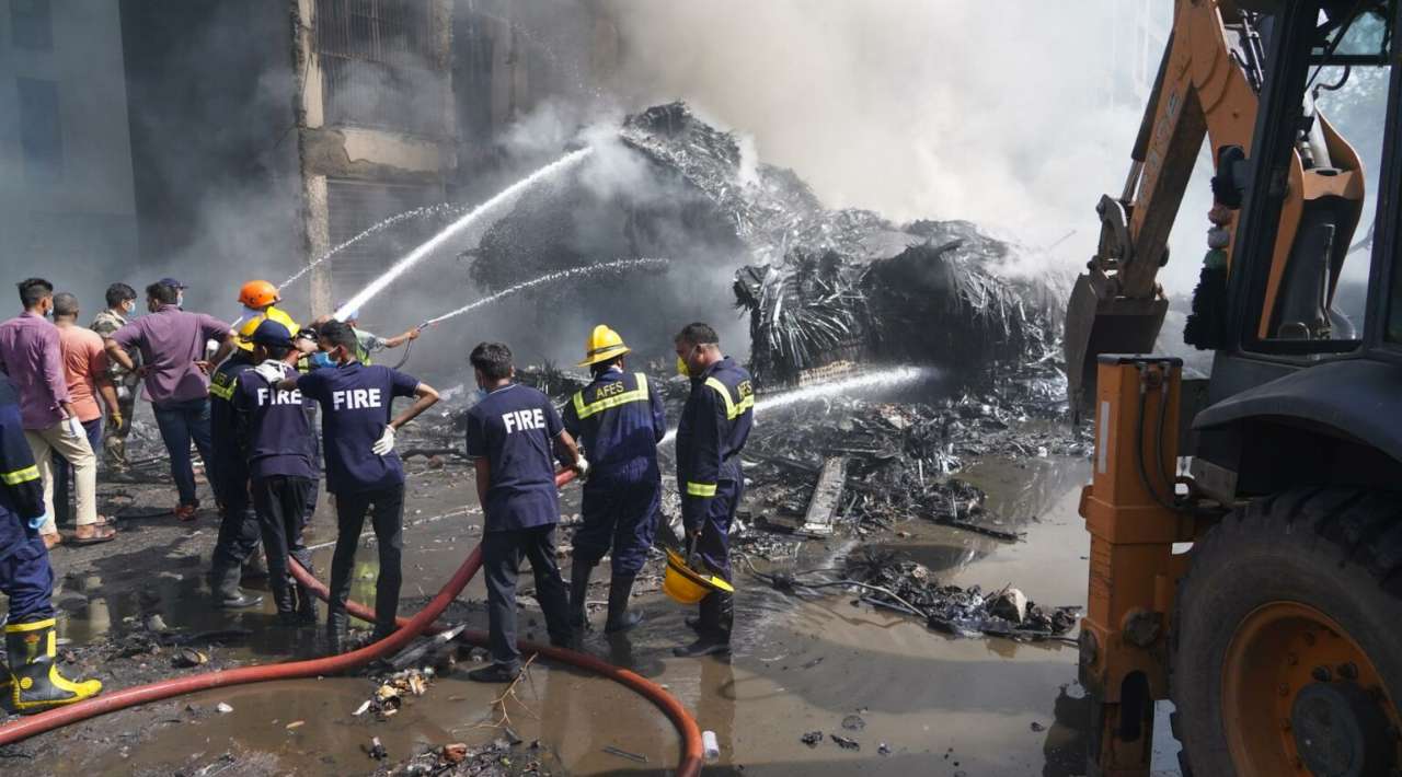 Avión con 242 personas se estrella en la India