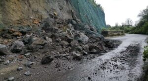 Derrumbe provoca cierre total de la carretera La Espada en la zona oriente de Morelos