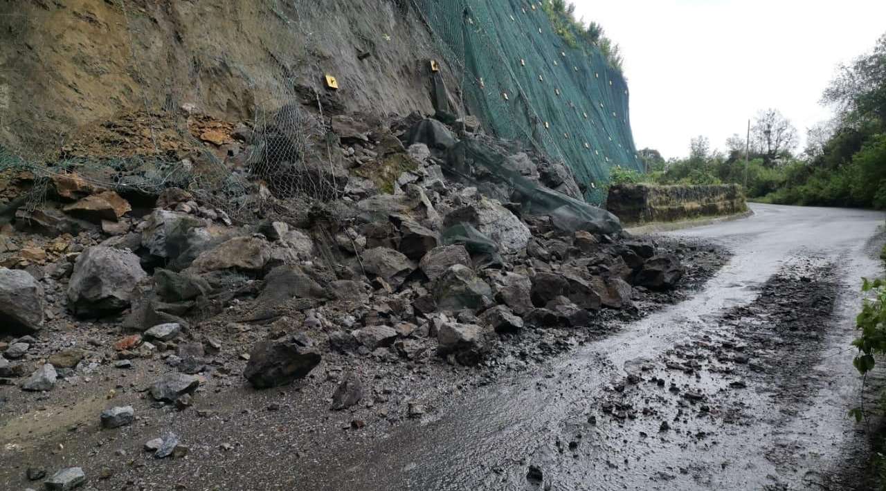 Derrumbe provoca cierre total de la carretera La Espada en la zona oriente de Morelos