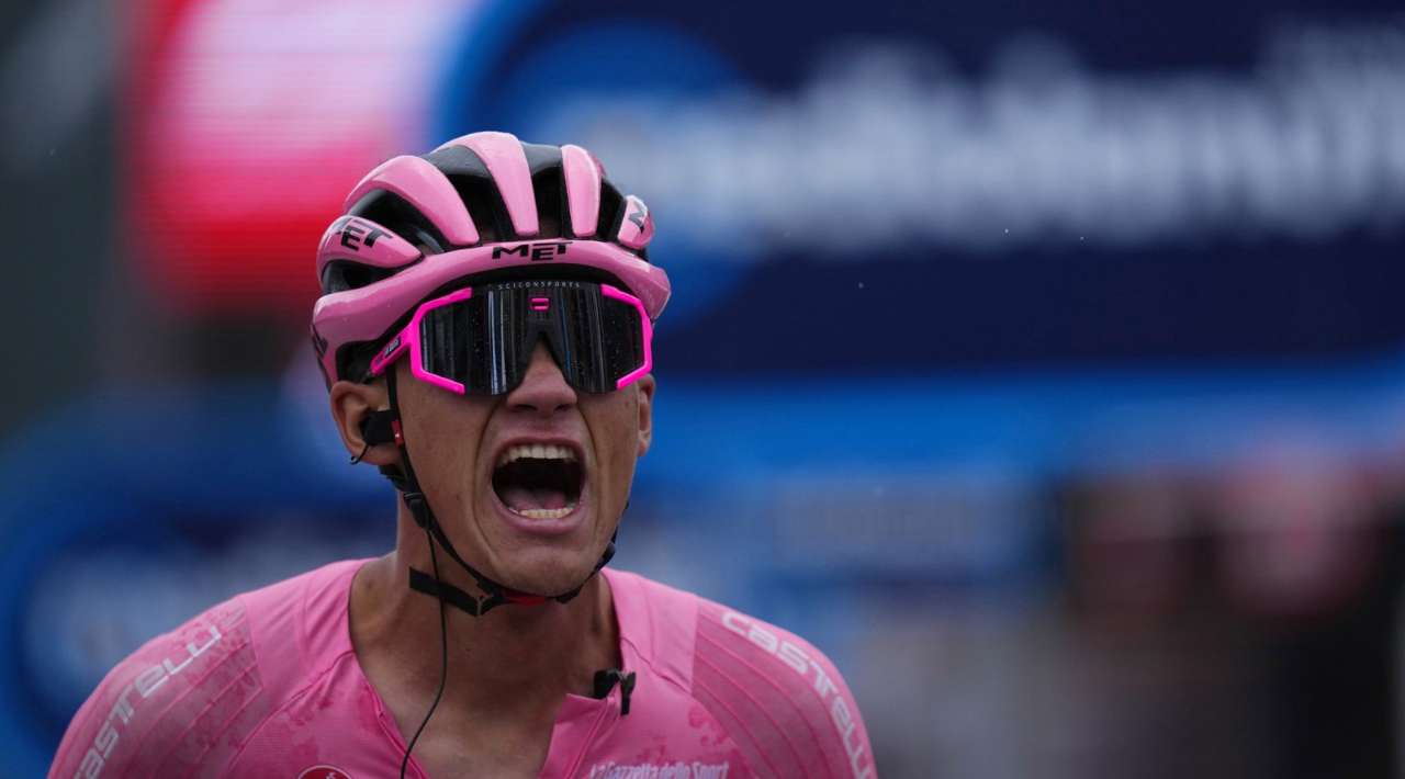 Sheinbaum felicita a Isaac del Toro por hazaña en el Giro de Italia
