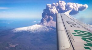 Volcán activo más alto de Europa presenta actividad eruptiva