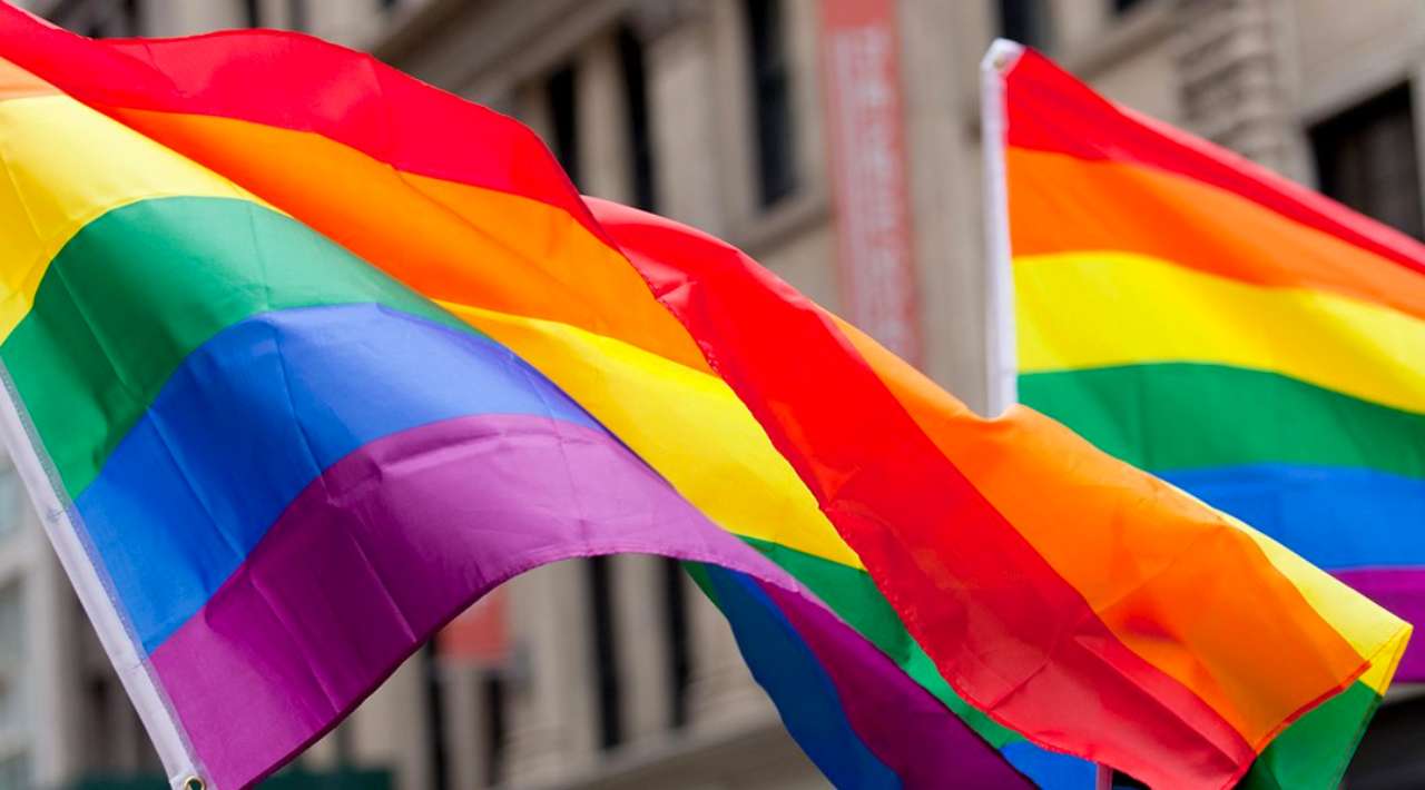 Celebridades exigen a EEUU mantener fondos para prevenir suicidios LGBTIQ+