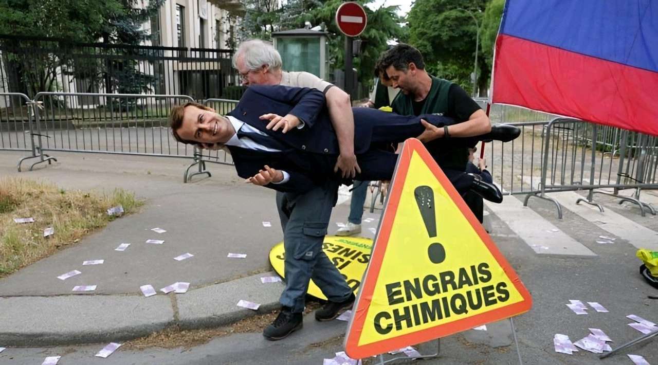 Activistas roban estatua de cera de Macron en protesta por importaciones rusas