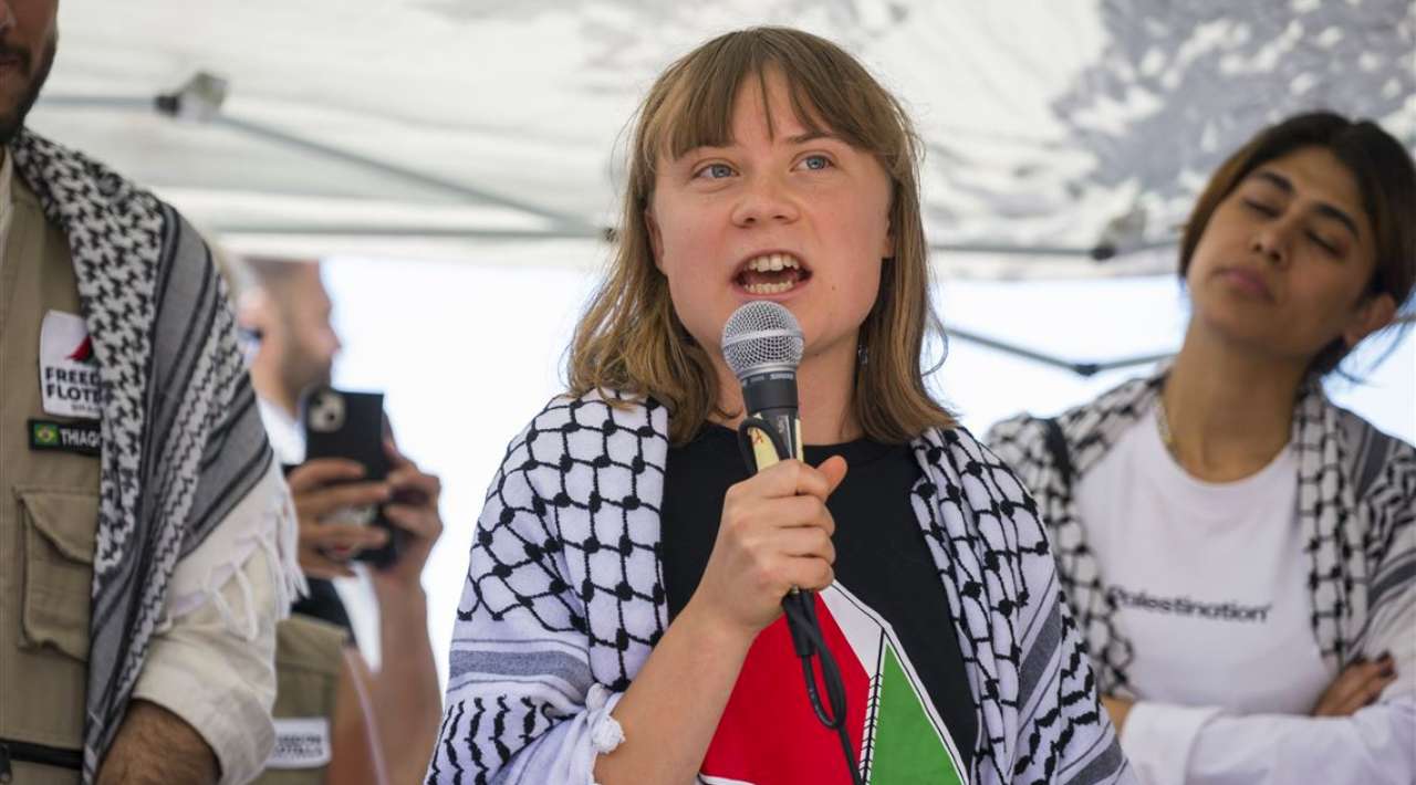Zarpa rumbo a Gaza velero con ayuda humanitaria y Greta Thunberg a bordo
