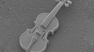 Físicos crean un violín microscópico, cabe en el grosor de un cabello humano