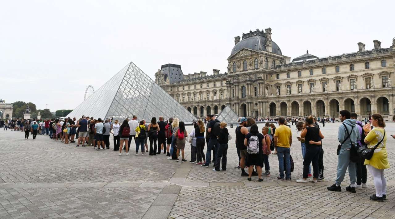 Museo de Louvre cierra por agotamiento de personal