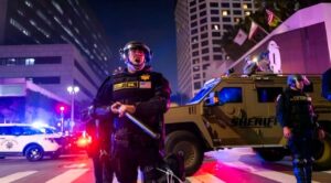 Alcaldesa de Los Ángeles levanta toque de queda tras descenso de violencia en protestas