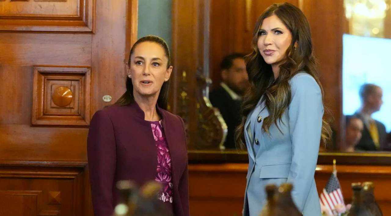 Kristi Noem acusa a Sheinbaum de incitar protestas en Los Ángeles; la presidenta de México le contesta