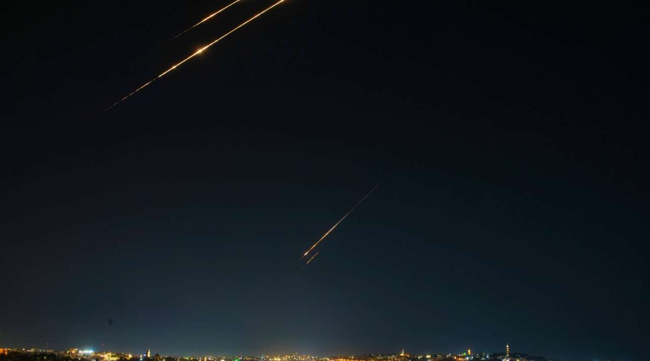 Escala la tensión en Medio Oriente, intercambio de misiles entre Israel e Irán deja centenares de víctimas