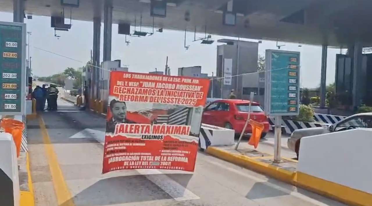 Libera CNTE caseta de Ahuehuetzingo en la autopista del Sol