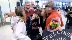 Cientos de estadounidenses llegan a Florida tras evacuar Israel