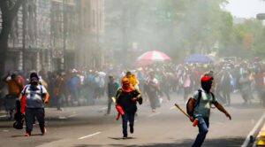 Se presentan disturbios afuera de la Segob durante reunión con la CNTE