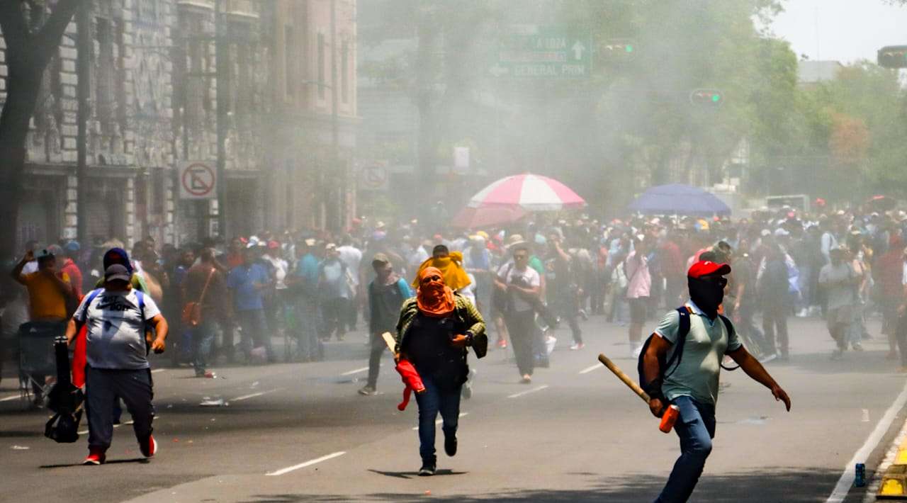 Se presentan disturbios afuera de la Segob durante reunión con la CNTE