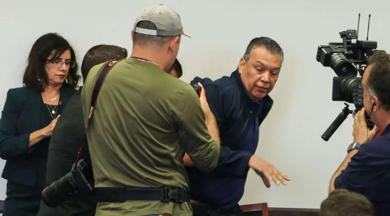 Retiran por la fuerza al senador Alex Padilla tras cuestionar a Noem sobre redadas