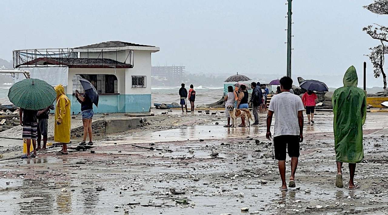 ‘Érick’ se debilita a tormenta tropical; persisten lluvias intensas en el sur del país