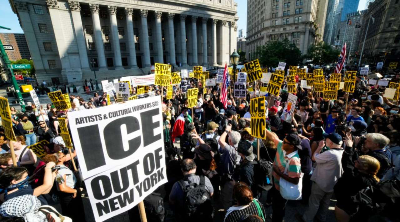 Más de 20 ciudades en EEUU se suman a protestas contra redadas migrantes