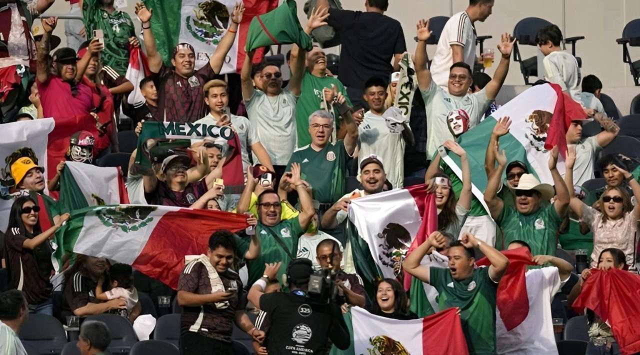 Sheinbaum pide frenar redadas migratorias durante partido de México en LA