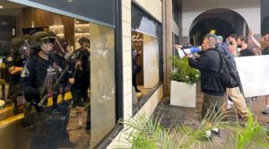 Protestas en LA se trasladan a hoteles donde se alojan agentes migratorios