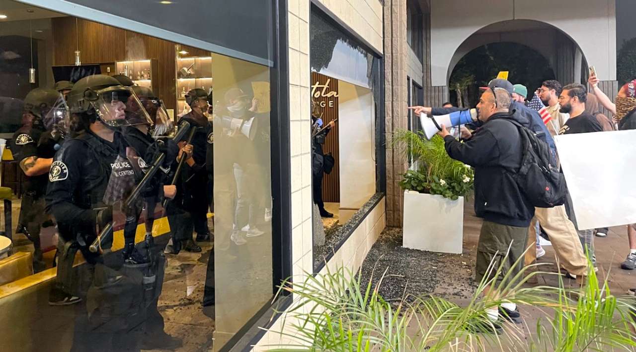 Protestas en LA se trasladan a hoteles donde se alojan agentes migratorios