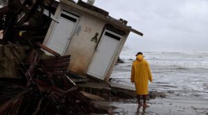 Tormenta tropical “Dalila” se debilita y se aleja del Pacífico mexicano
