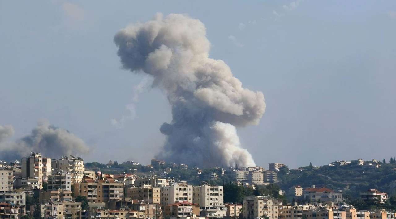 Israel mata a miembros de Hezbollah en bombardeos sobre el sur de Líbano