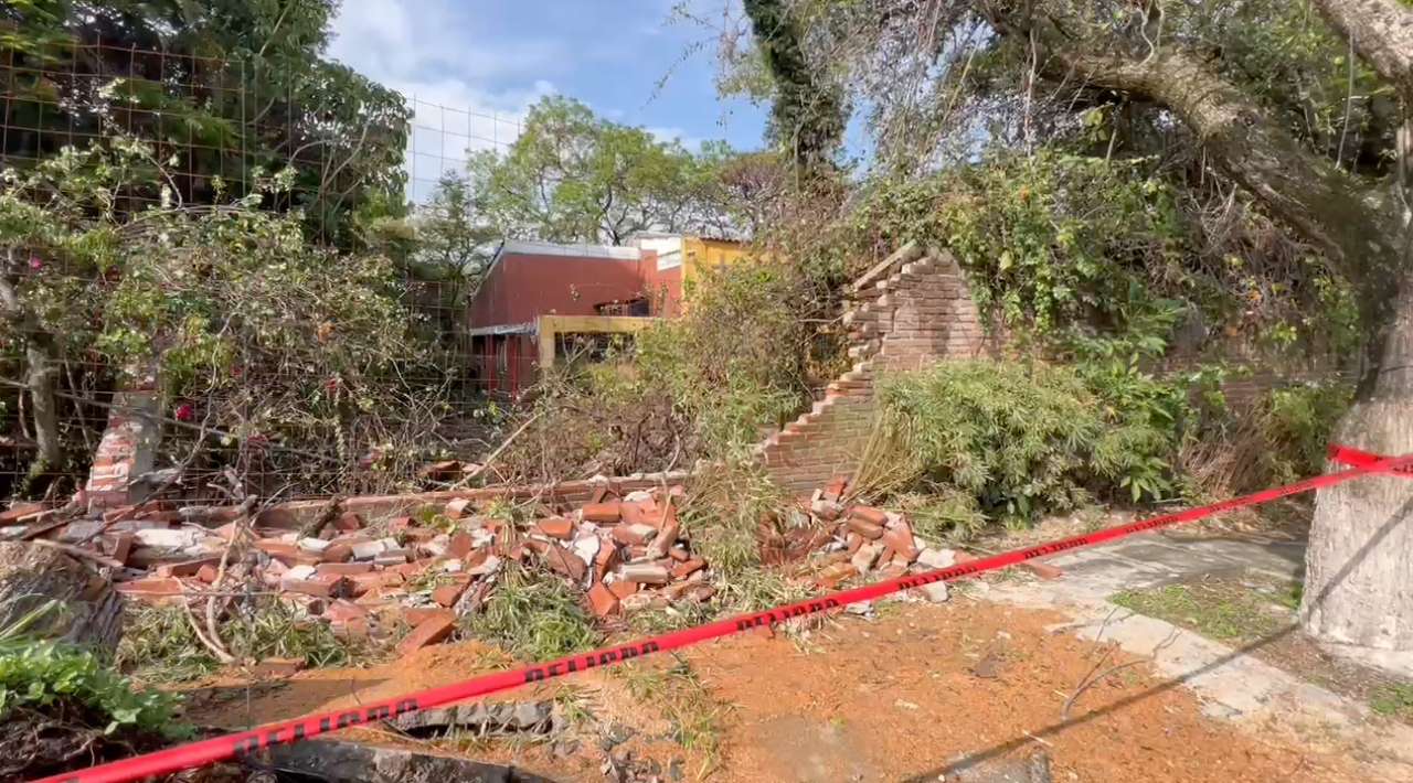 Colapsa barda de convento en Jiutepec tras fuertes lluvias