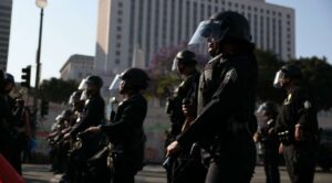 Trump suma 2 mil soldados más en Los Ángeles por protestas