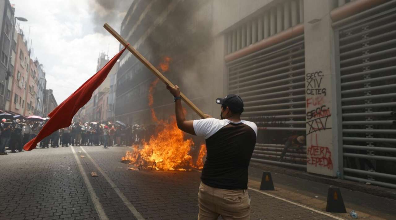 Maestros de la CETEG irrumpen en sede del SNTE y prenden fuego