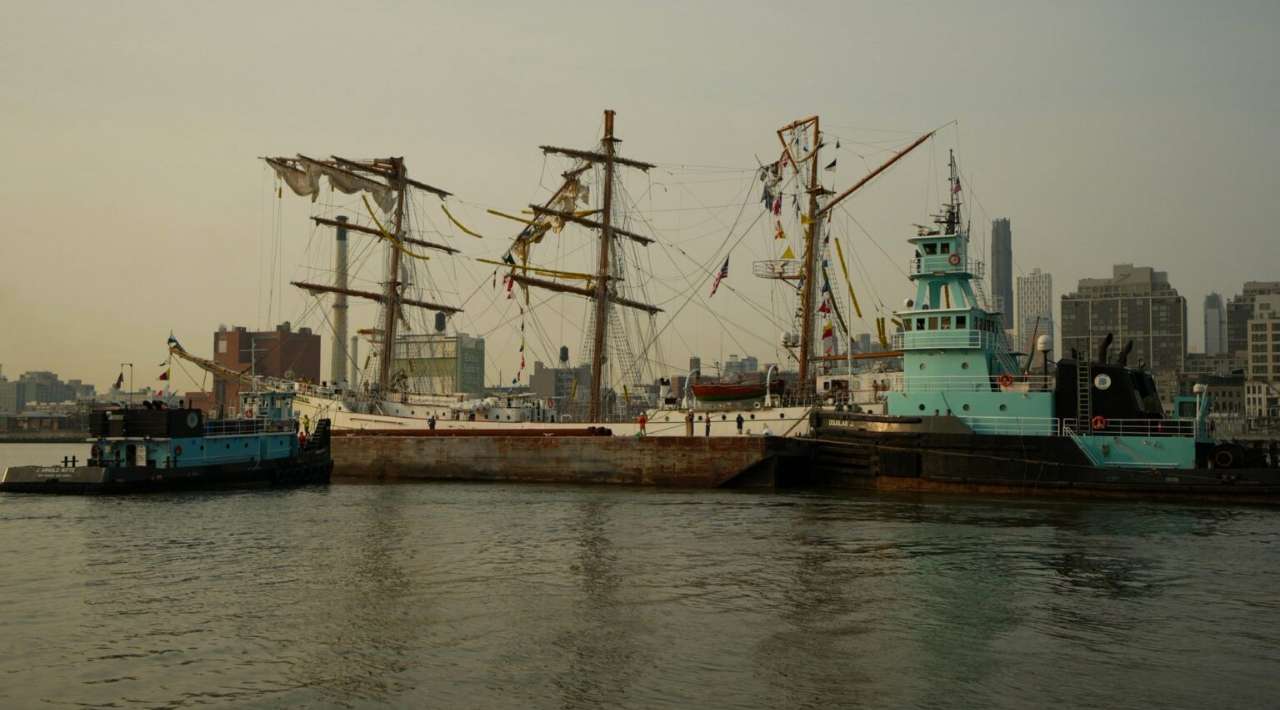 El buque Cuauhtémoc es remolcado a Brooklyn para su reparación