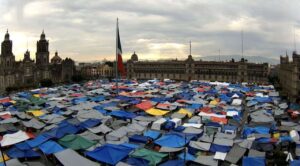 CNTE analiza levantar el plantón del Zócalo