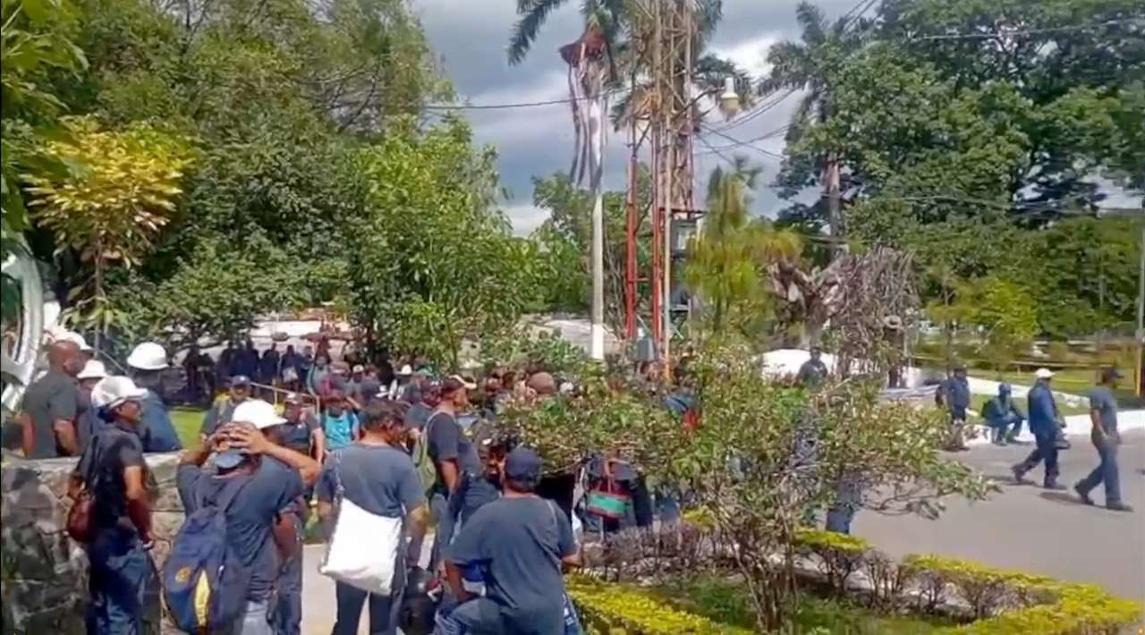 Obreros del ingenio Emiliano Zapata protestan por suspensión de compensaciones; exigen herramientas de trabajo