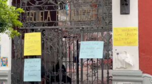 Padres de familia protestan para exigir permanencia de director en escuela del centro de Cuernavaca