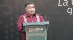 Detienen a dos hombres con equipo para clonar documentos de motos robadas