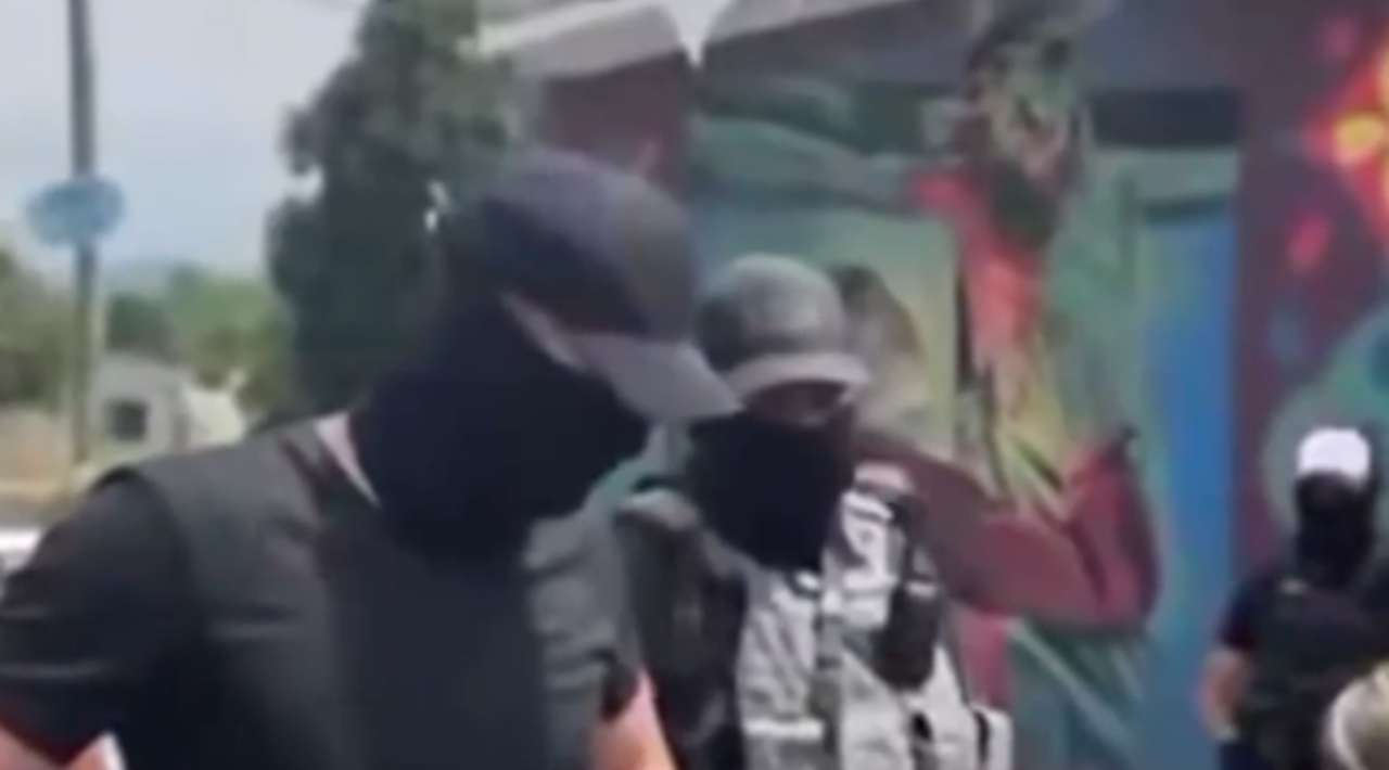 Pobladores de Totolapan retienen a agentes tras cateos y aseguramiento de autos robados