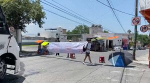 Vecinos cierran calle Galeana por segundo día; exigen pago por daños de terminal de autobuses